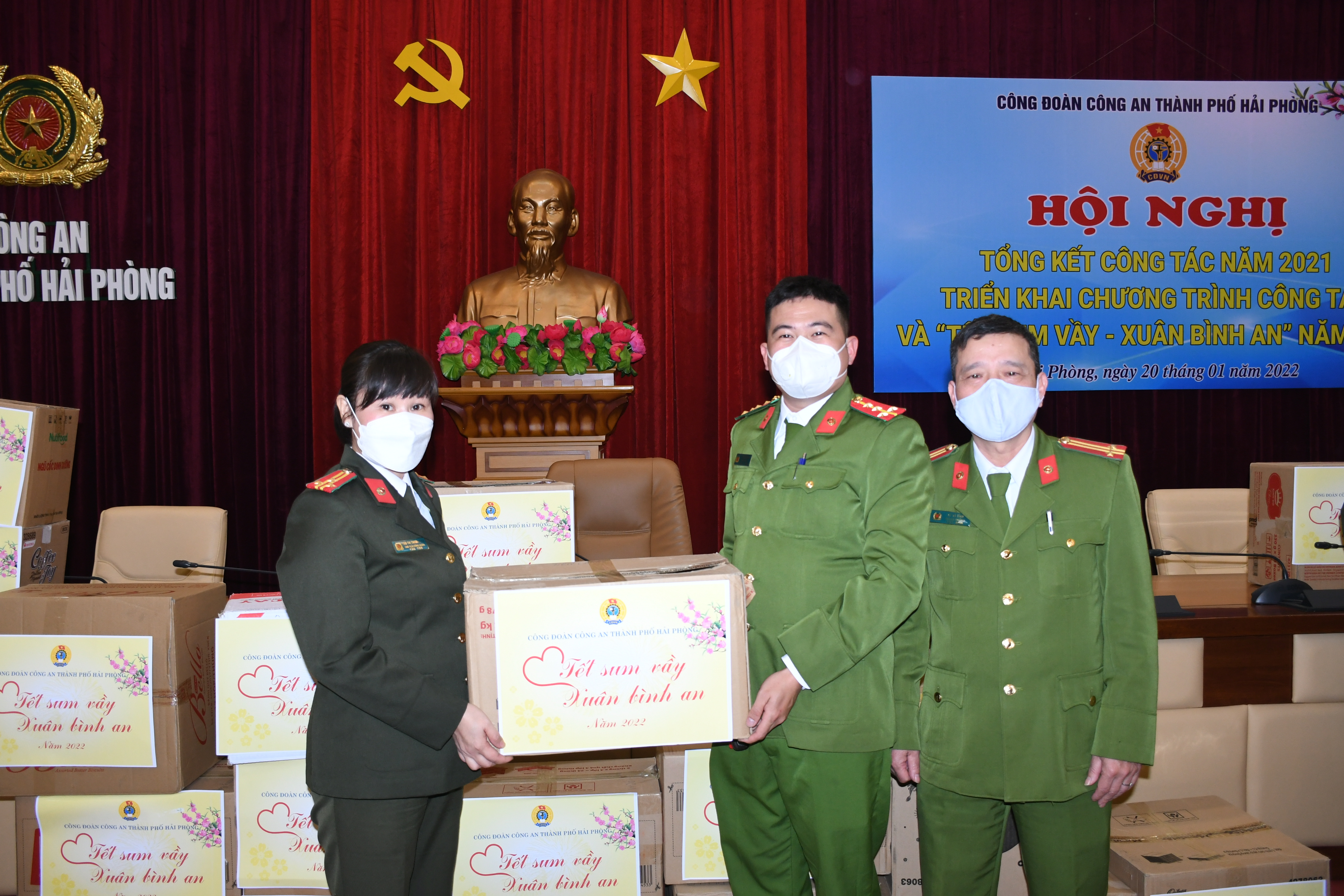 Công đoàn CATP:  Trao 40 suất quà tặng người có hoàn cảnh khó khăn